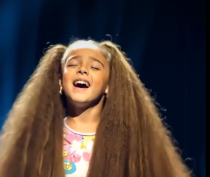 You HAVE to see this, A 13 year old girl with a frizzy bob walked onto The X Factor USA stage, and when Simon Cowell asked what song she would be singing, she simply smiled and said, Its a surprise, What happened next left everyone in SHOCK