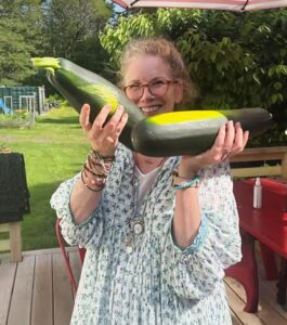 This Child Star Removed Her Implants, Fillers & Moved to a Countryside Home in the Mountains to Age Gracefully – Her Pics at 60
