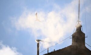 BREAKING NEWS : White smoke in the Vatican, cardinals have chosen the new Pope