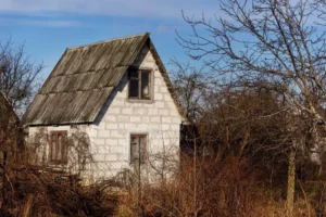 My mother told me not to visit her for three months because of “renovations”—but when I decided to surprise her, I uncovered the terrible truth she had been hiding.