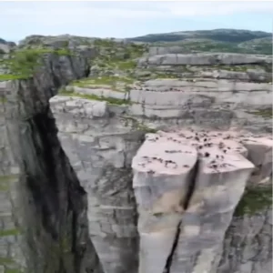 The stone observation deck collapses right during the earthquake – people are in a panic,