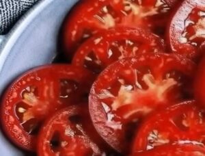 What Happens When We Eat Tomatoes and What Are the Benefits?