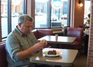 Undercover Owner Orders Steak – Waitress Secretly Slips Him a Note That Stops Him Cold Fort