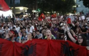 Protesta ne shesh! Çfarë ndodhi dje pas orës 22:00 qe ‘terboi’ Policine e Shtetit? Deri tani dihet se 16 persona …